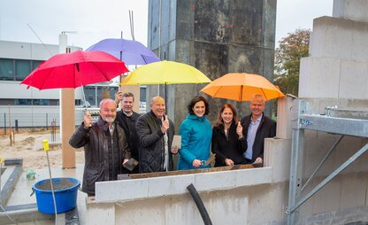 Einmauern der Zeitkapsel im Fundament der neuen Recycling-Station Osterholz | © Die Bremer Stadtreinigung/Tristan Vankann