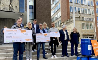 Während der Pressekonferenz beim Kippen-Marathon 2022 wurden drei Checks übergeben. Die Checks wurden jeweils in der Höhe von 500 Euro, 1.500 Euro und 3.000 Euro übergeben. | © Die Bremer Stadtreinigung