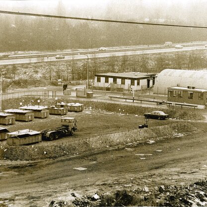 Alte Aufnahme der Blocklanddeponie aus dem Jahr 1975. Vor der Autobahnstrecke sind acht Container vor drei Gebäuden aufgestellt. | © Die Bremer Stadtreinigung